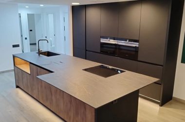 Isla de cocina moderna reforma de una cocina, isla de cocina moderna de mármol y silestone en el valles. reformas integrales en el valles