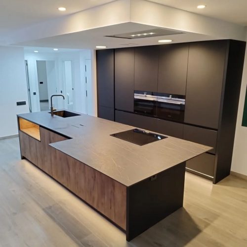 reforma de una cocina, isla de cocina moderna de mármol y silestone en el valles. reformas integrales en el valles