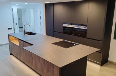 reforma de una cocina, isla de cocina moderna de mármol y silestone en el valles. reformas integrales en el valles